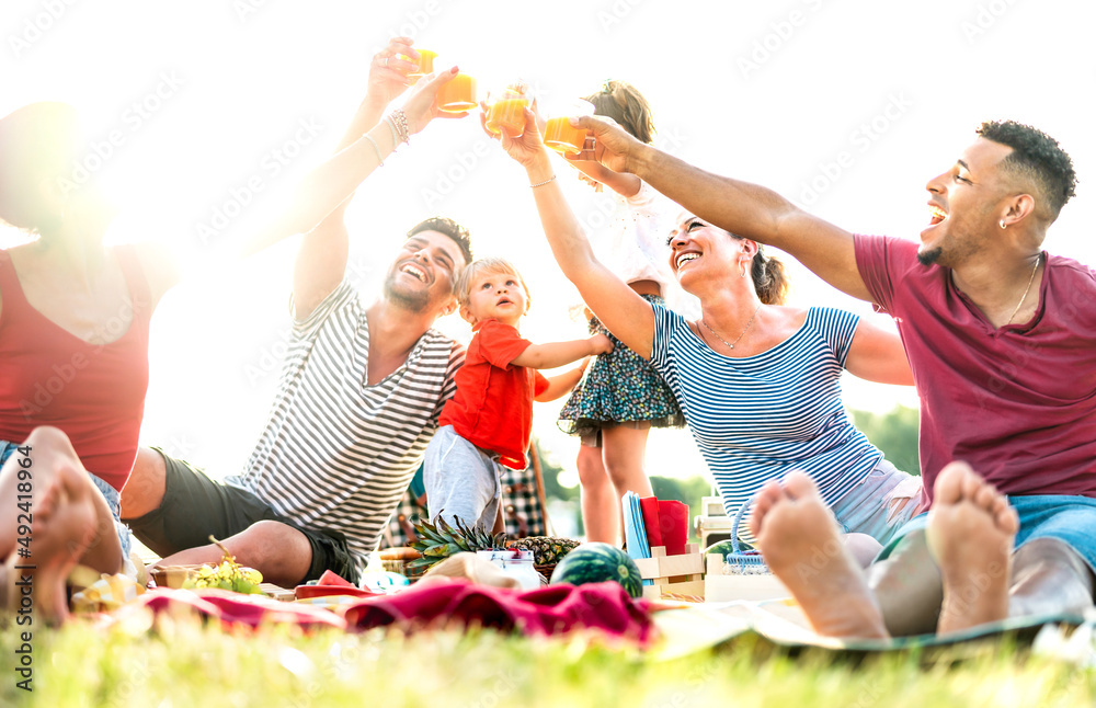 多文化家庭在野餐露营派对上与孩子们一起玩得开心-快乐与爱情生活st