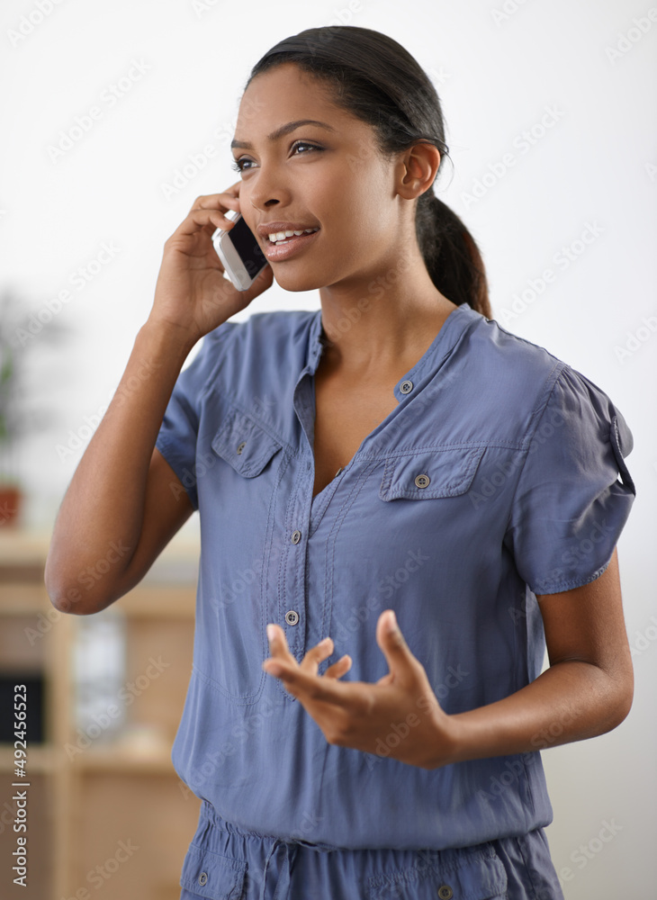 在电话中打开。一位可爱的年轻少数民族女性在p上说话时微笑并做手势