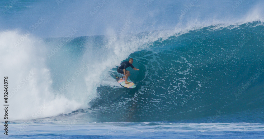冲浪者在夏威夷-欧胡岛北岸管道处冲浪大型海洋桶形管波