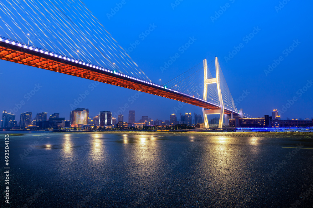 中国上海，具有城市天际线的沥青道路平台和桥梁。