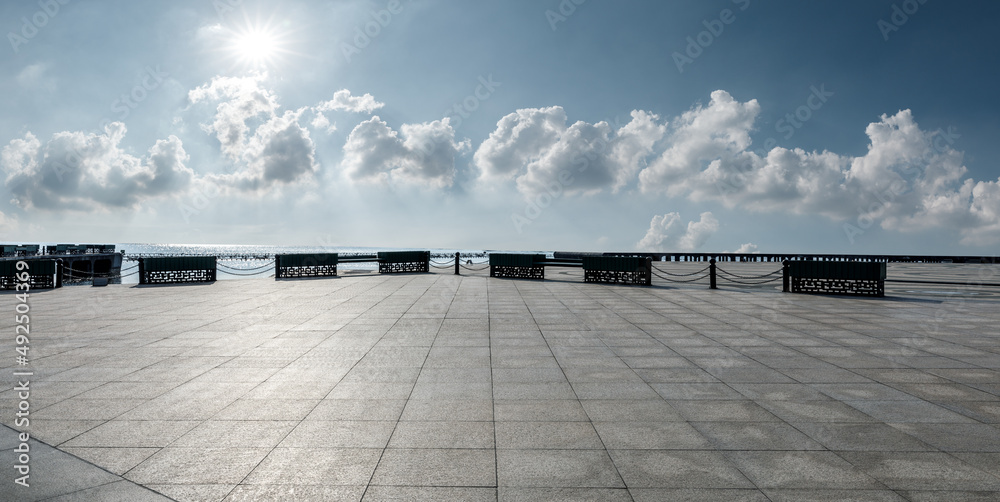 空旷的广场平台和白云背景的蓝天
