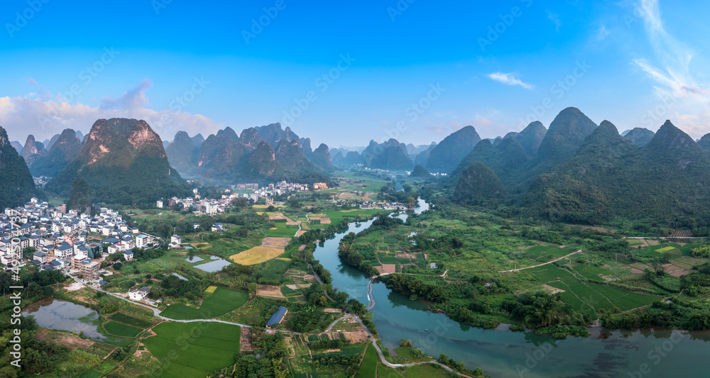中国桂林美丽的山水自然景观鸟瞰图。桂林是世界一流的