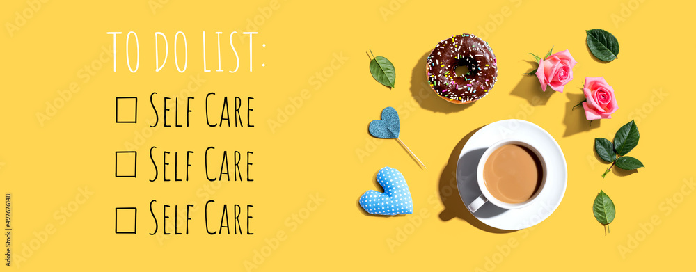 自我护理-一杯咖啡和一个甜甜圈的待办事项清单-平躺