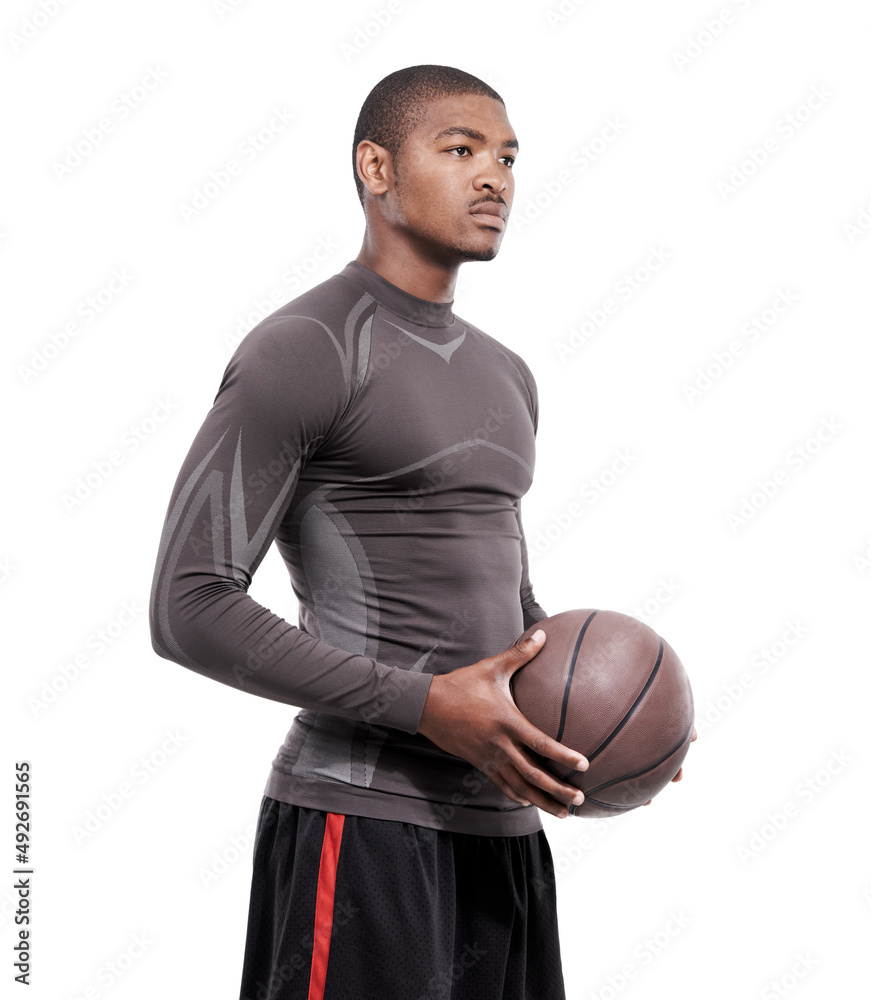篮球是他想的全部。一个英俊的年轻篮球运动员站在演播室里。
