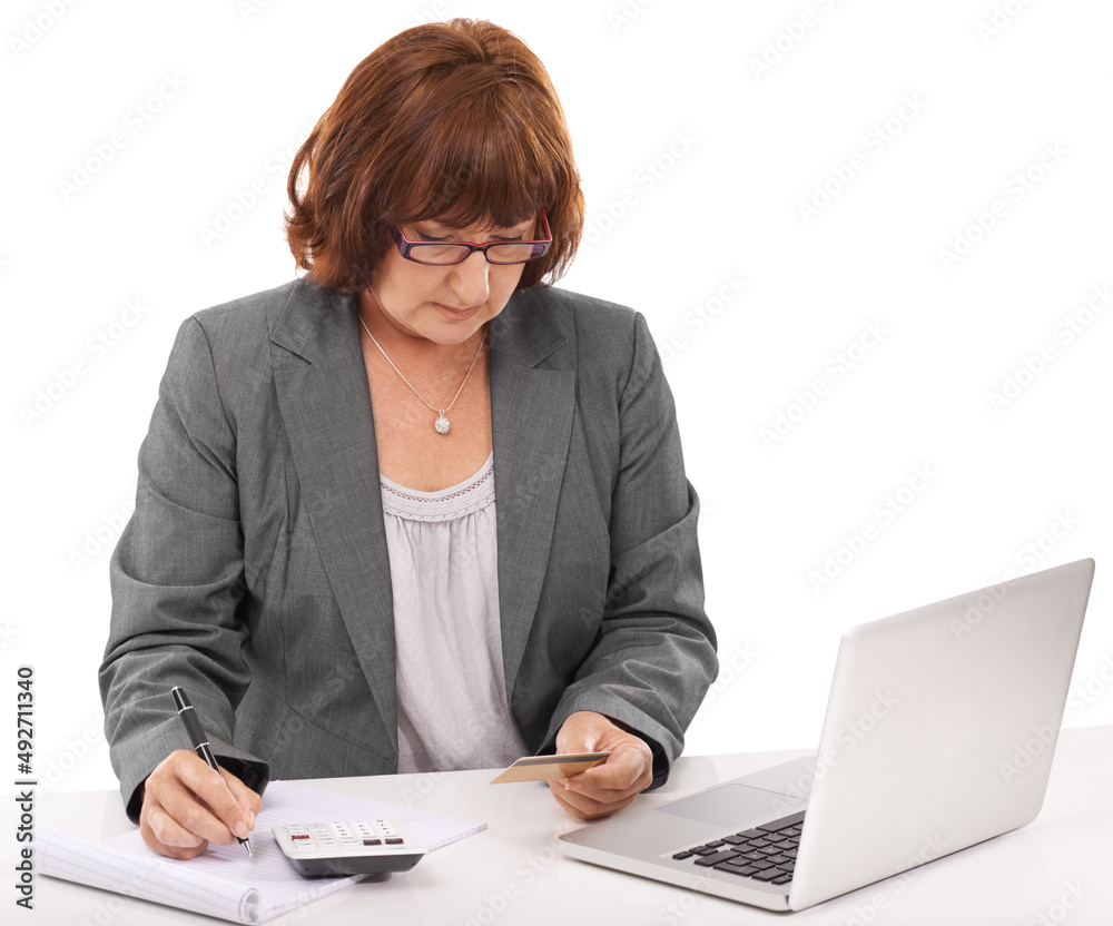 计算我的财务状况。一位商务女性在办公桌前拿着她的信用卡工作