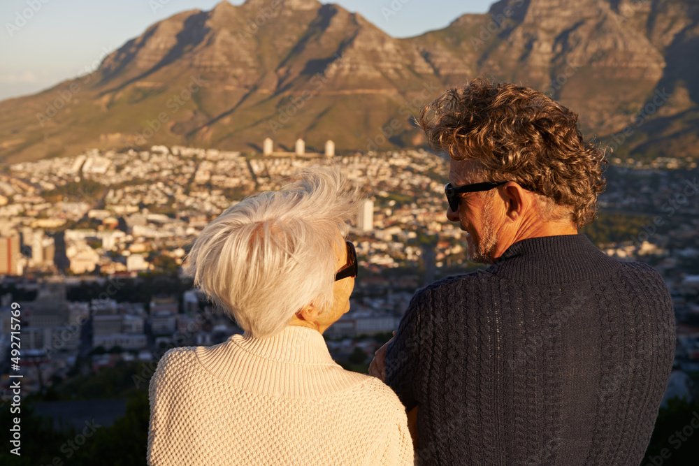 这景色值得一走。一对老年夫妇一起站在山坡上的景色。