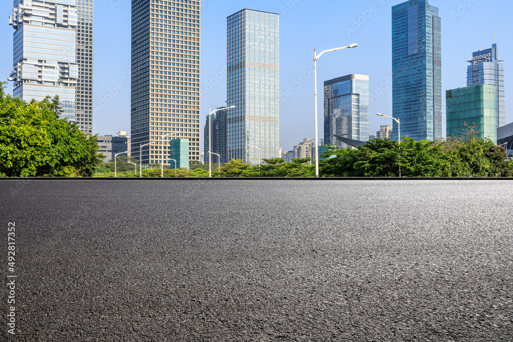 中国深圳的沥青道路和城市天际线，以及现代化的商业建筑。