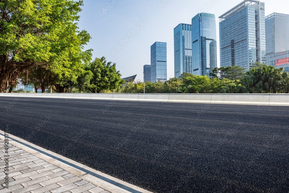 中国深圳的沥青道路和城市天际线，以及现代化的商业建筑。