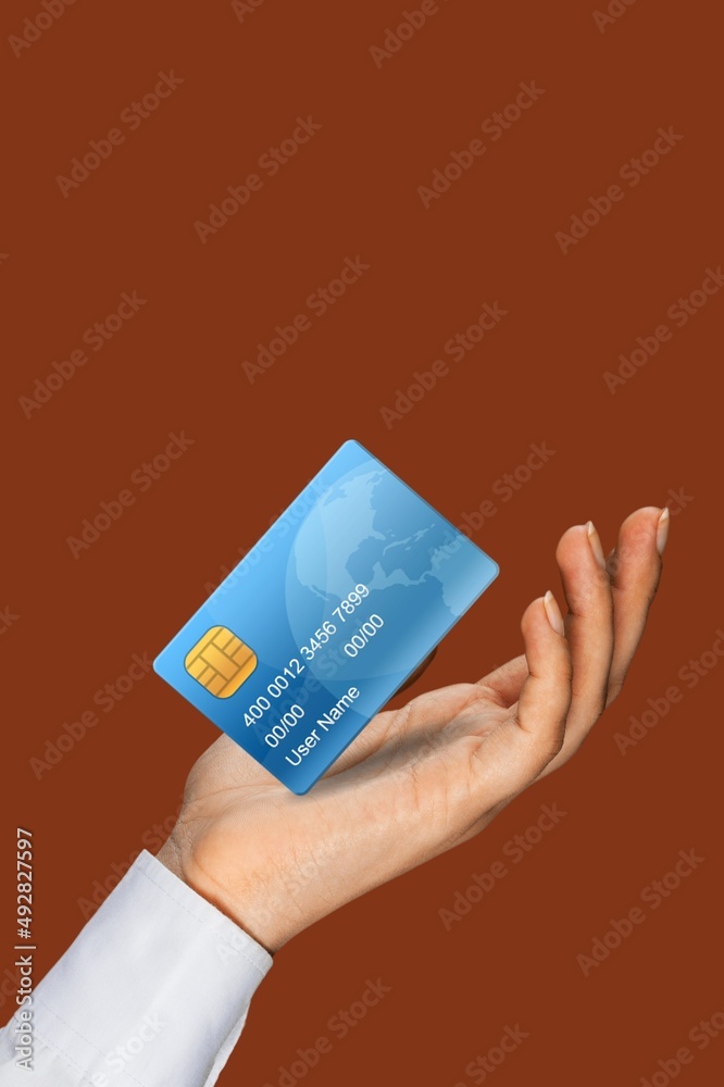 一只手拿着悬浮模板，后台有在线服务的银行信用卡