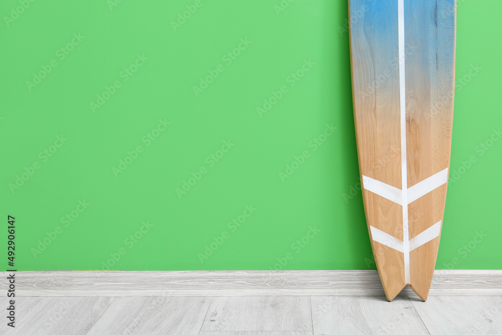 房间里靠近绿色墙壁的现代冲浪板