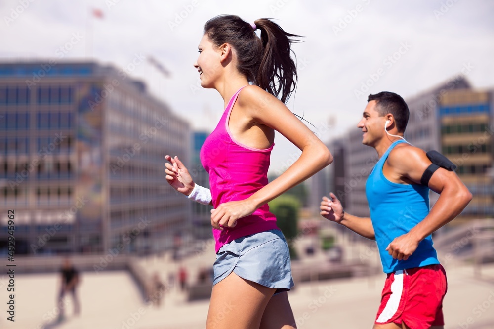 人们运动跑步的概念。快乐的跑步情侣在户外锻炼是健康生活方式的一部分。