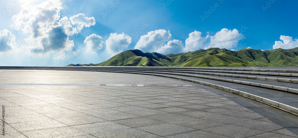 空旷的广场平台和苍穹的青山景观