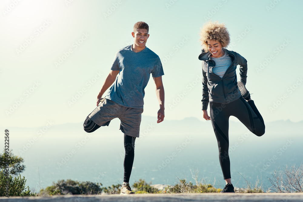准备上路。一对年轻夫妇跑步前热身的镜头。