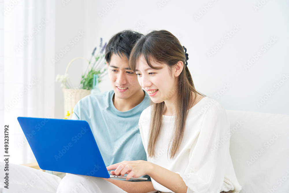 パソコンを使うカップル　リビング