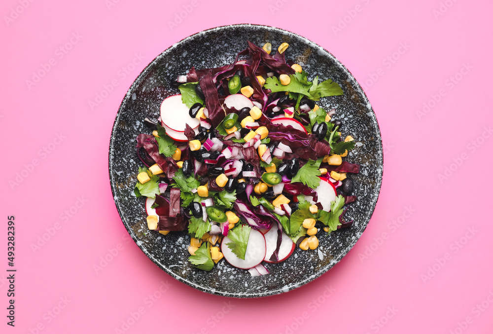 一碗墨西哥蔬菜沙拉，粉色背景黑豆和萝卜