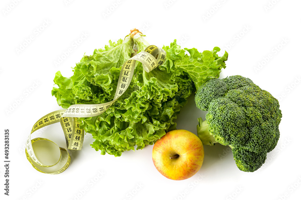 新鲜生菜、花椰菜、苹果和白底卷尺