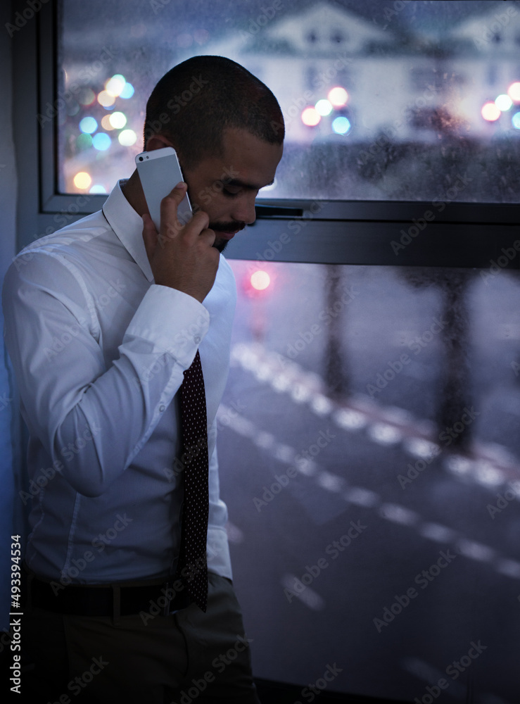 一名商人深夜用手机聊天的镜头。现实生活中的商人在现场拍摄