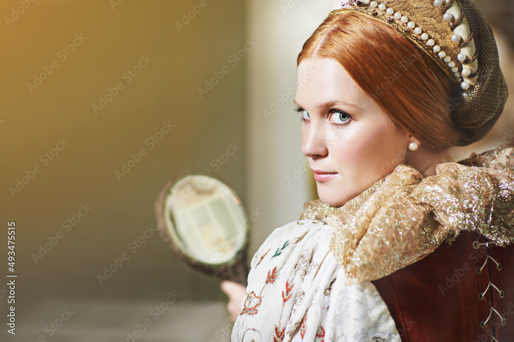 谁是最美的。一位优雅的贵族女性在镜子里欣赏自己的照片