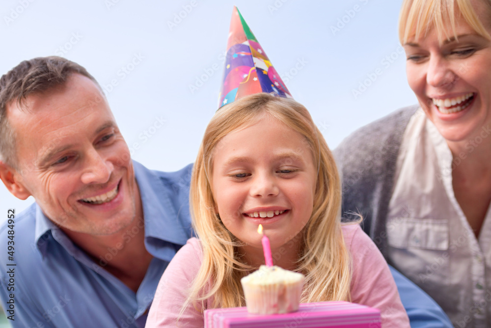 我应该想要什么。一个快乐的小女孩和她的父母庆祝她的出生的剪影