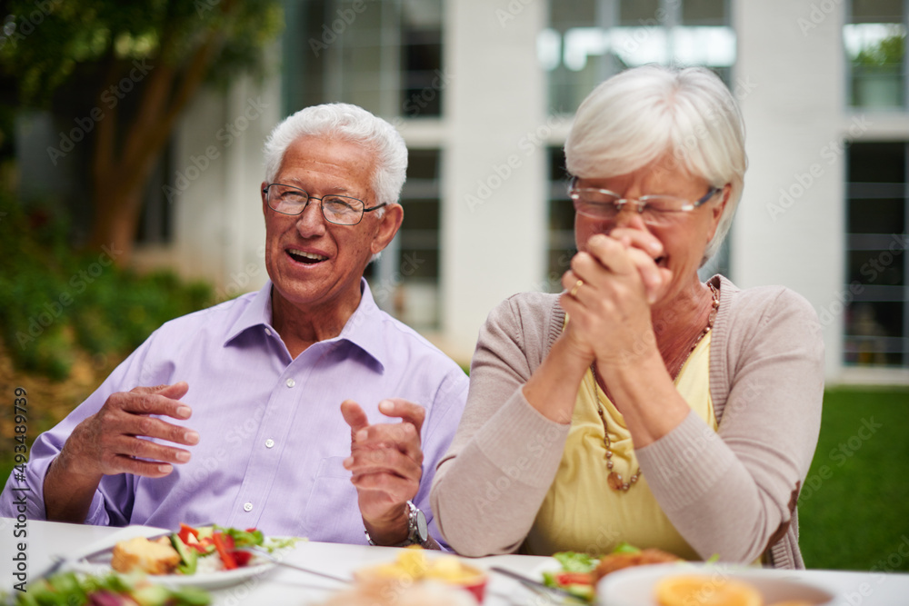 他一生都有故事……一对幸福的老年夫妇在网上用餐时大笑的镜头