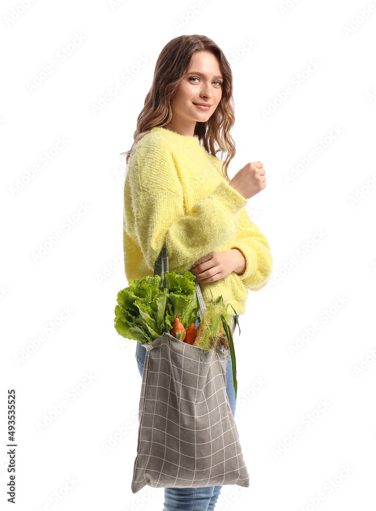 年轻女子拿着白色背景的新鲜蔬菜生态袋