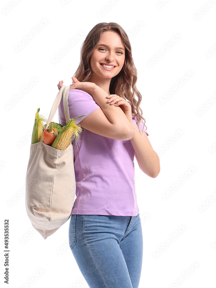 年轻女子拿着环保袋，白色背景是健康的蔬菜