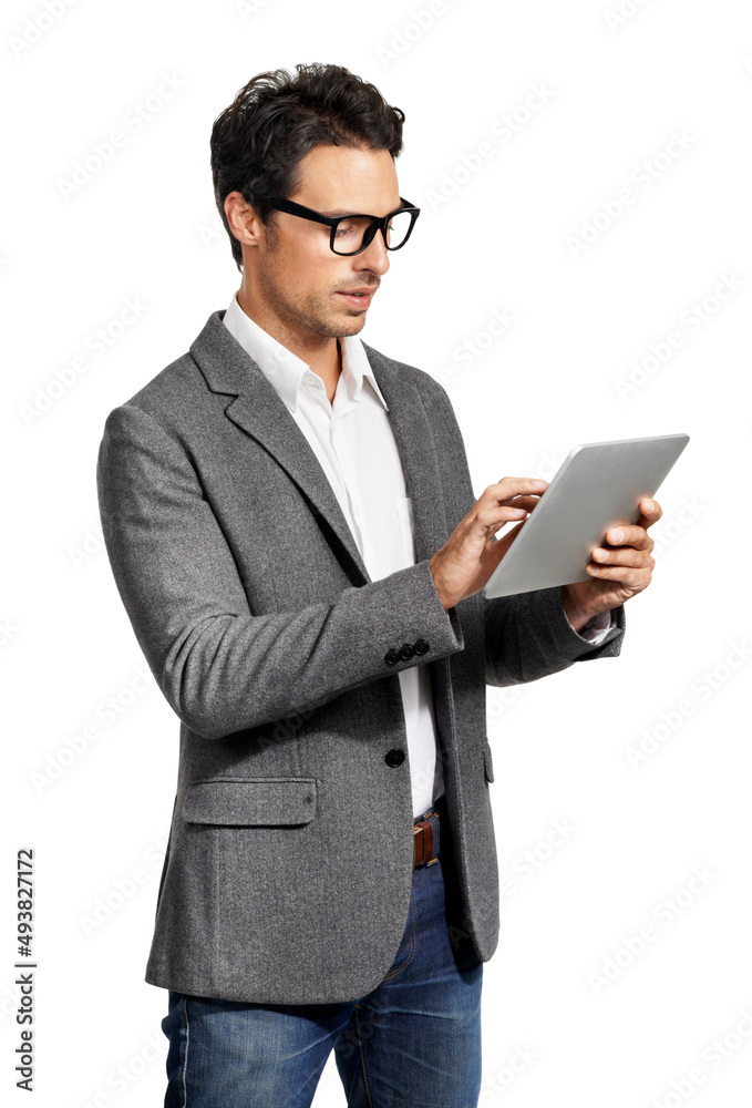 使用平板电脑技术工作。一个英俊的年轻人在他的平板电脑上工作。