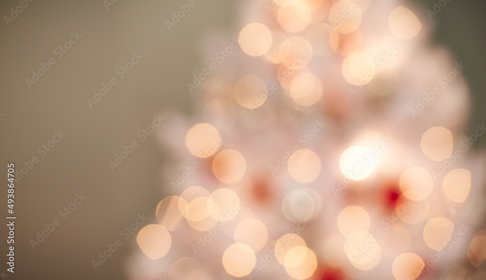 圣诞树上明亮的灯光。一棵装饰精美的圣诞树的散焦镜头。