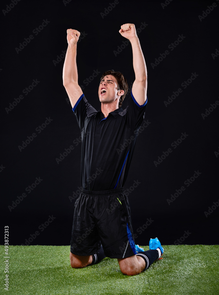 他进球了。一名足球运动员庆祝进球的镜头。