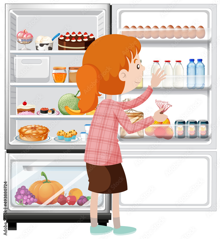 女人和冰箱里有很多食物。