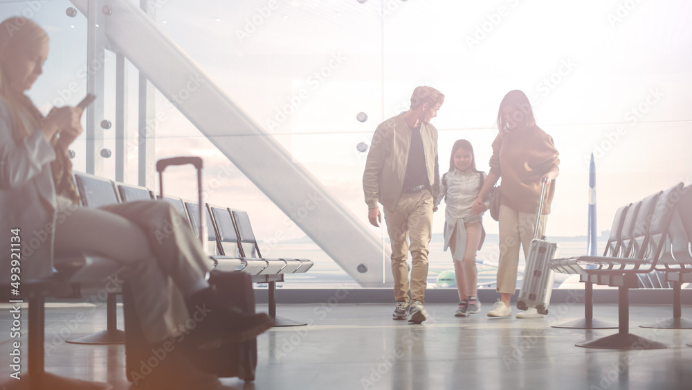 机场航站楼家庭团聚：慈爱的父亲在机场遇到可爱的小女儿和美丽的妻子