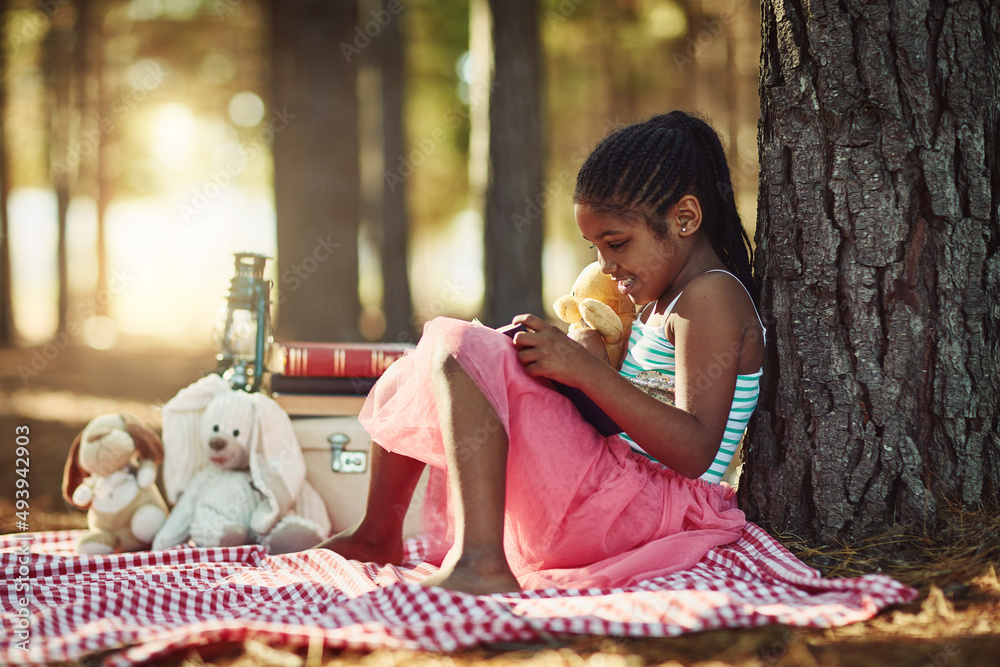 与她最喜欢的小泰迪熊的故事时间。一个小女孩带着玩具在街上看书的镜头
