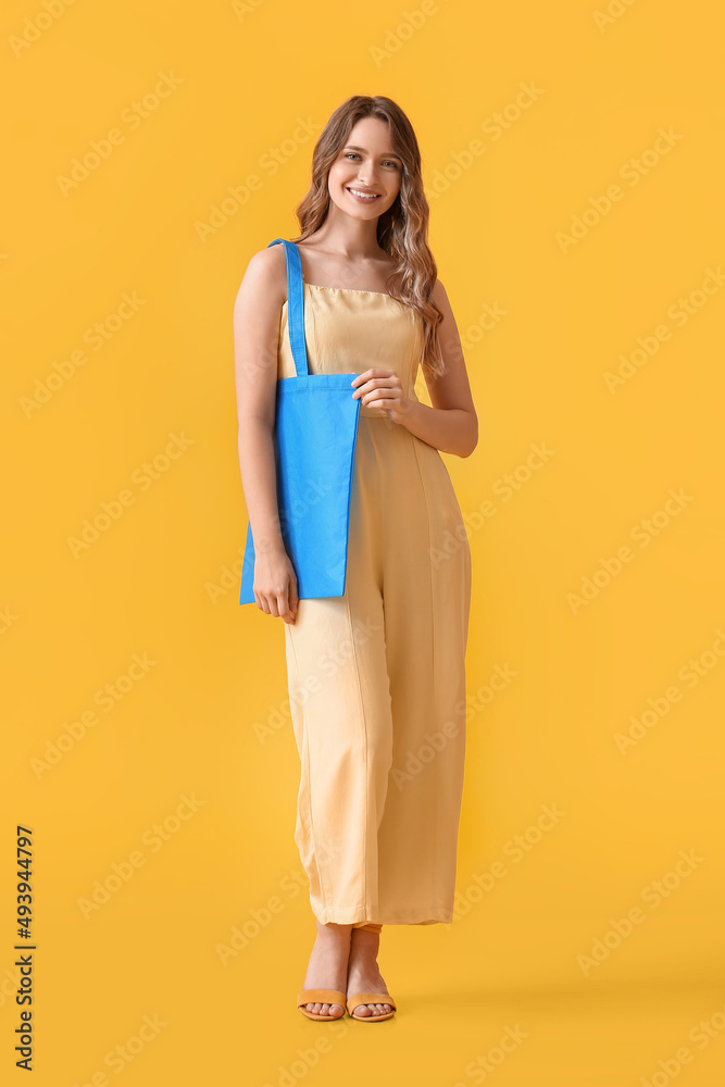 黄底蓝色环保袋的年轻女性