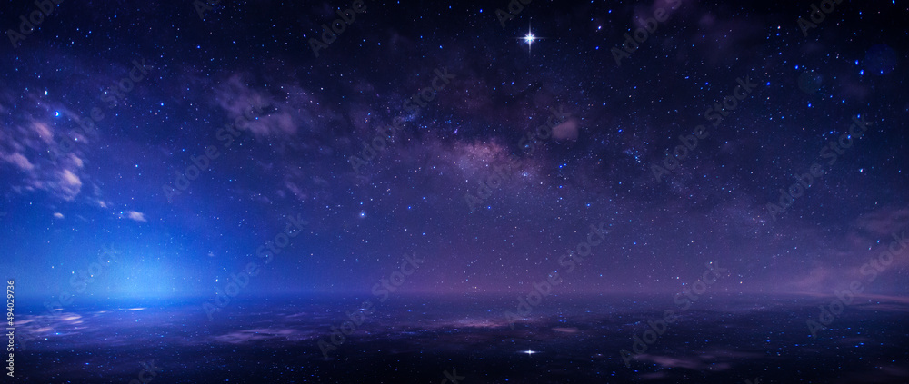 银河系蓝色夜空全景，黑暗背景下的星星。