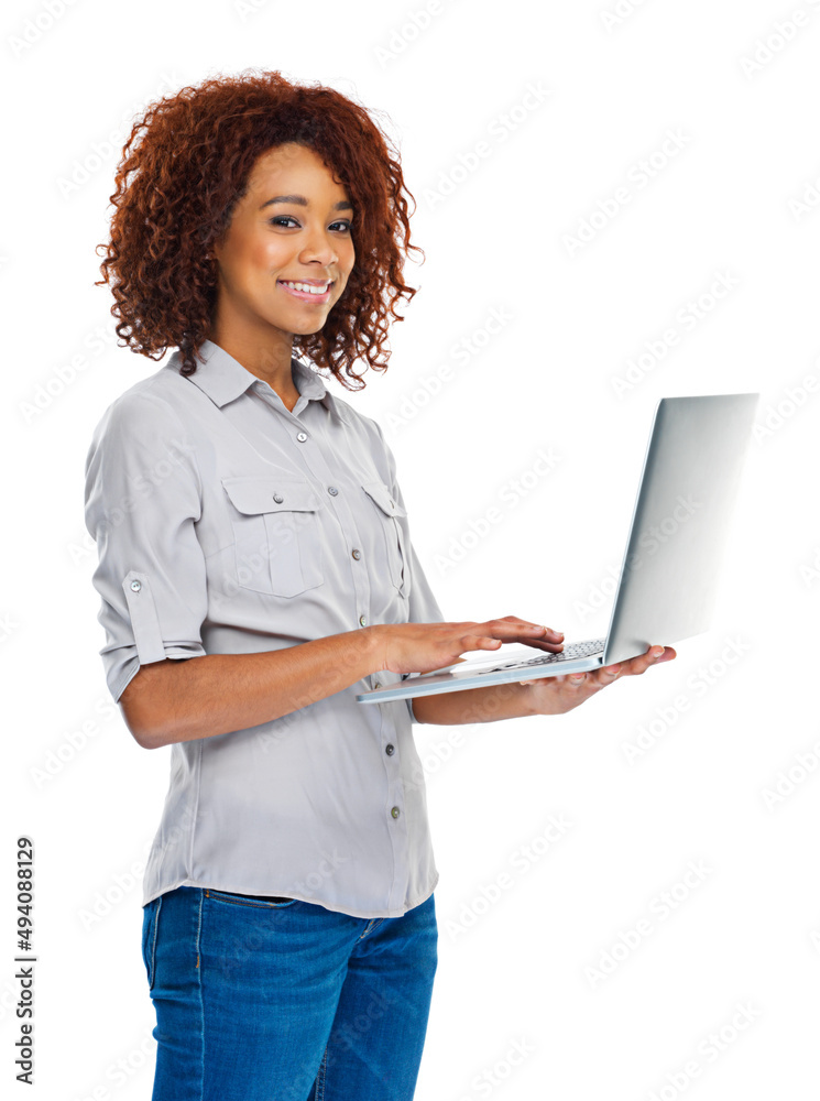 只需轻轻一按按钮即可连接世界。一位年轻漂亮的女士拿着笔记本电脑对着一台电脑。