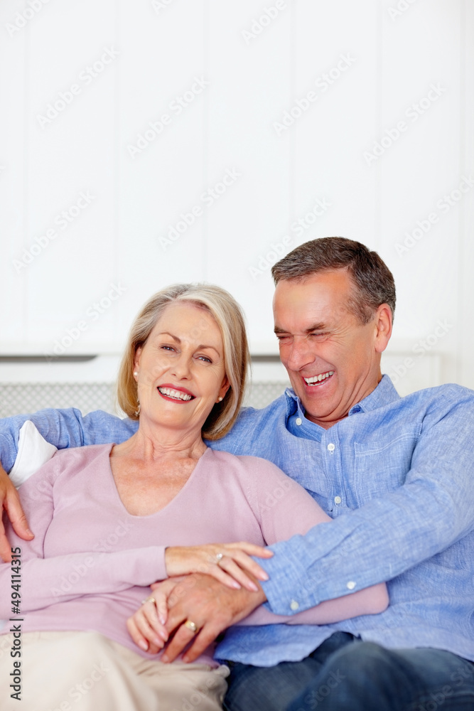 快乐的老年男子和妻子一起玩得很开心-文案空间。一个快乐的老年人智慧的画像