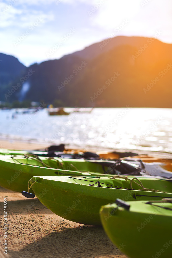 探索海洋的最佳方式。拍摄于热带海滩岸边的三艘独木舟。