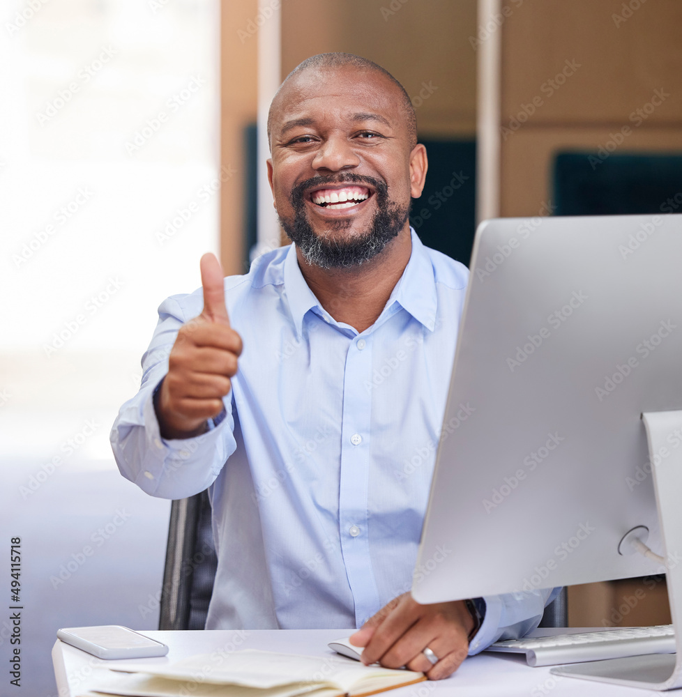 为一个美好的工作日竖起大拇指。一张年轻商人在办公室工作时竖起大拇指的照片。