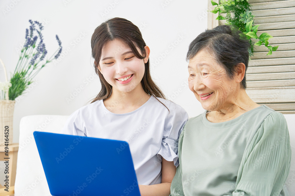 孫と祖母　ノートパソコン　リビング