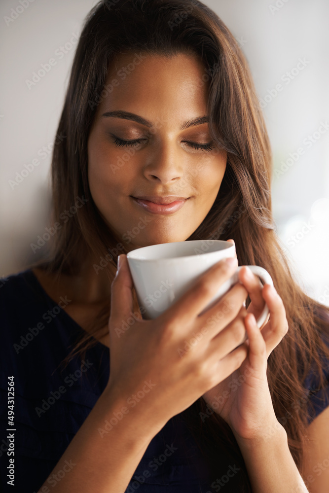 开始新一天的唯一方式。一个漂亮的年轻女人在家喝咖啡的镜头。