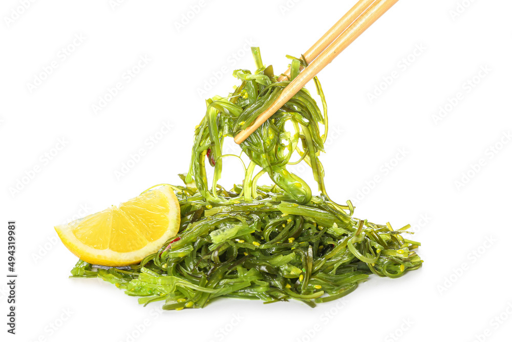 白底健康海藻沙拉和筷子