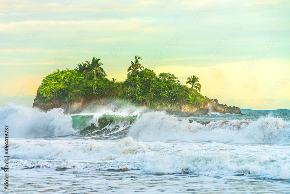 哥斯达黎加东海岸维耶霍港美丽的热带加勒比海海滩普拉亚·科克尔斯日出