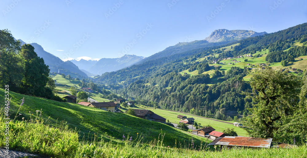 Aussicht vom Kübliser Höhenweg ins Prättigau, Landschaft in Graubünden Schweiz