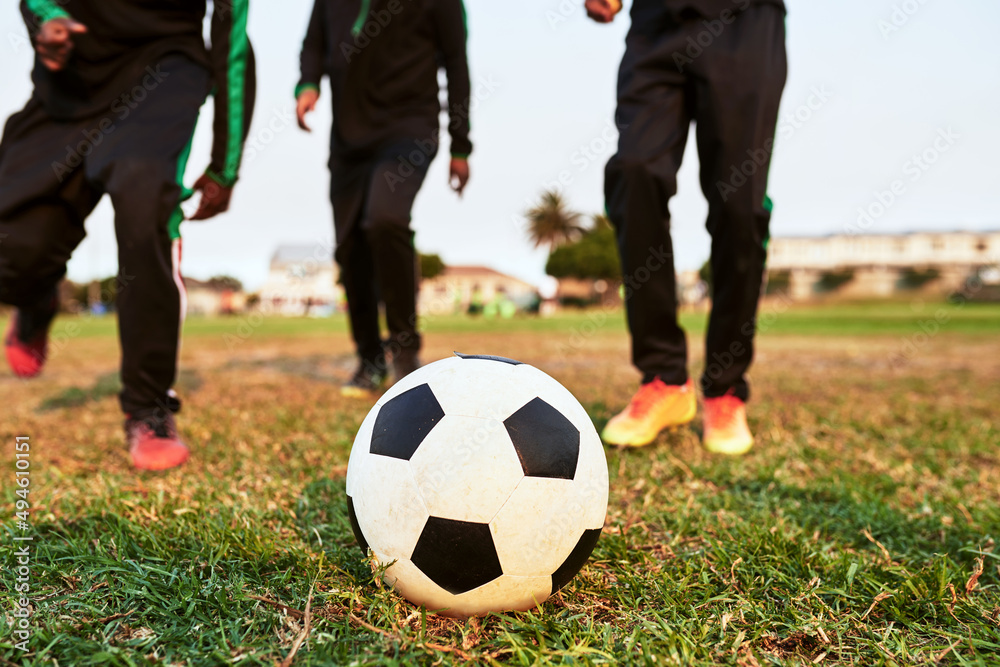 让比赛开始吧。一群小男孩在运动场上踢足球的特写镜头。