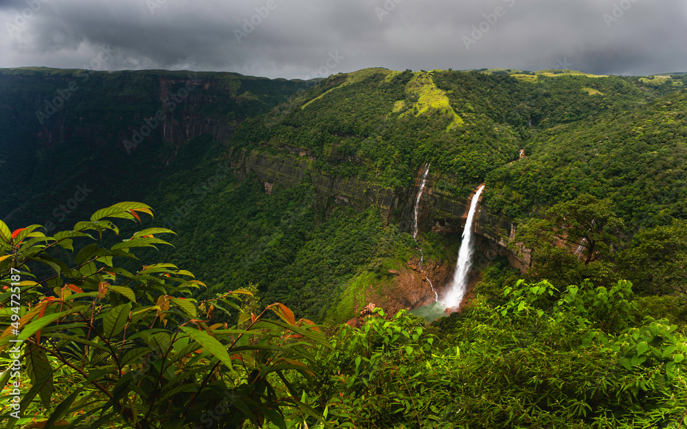 印度希隆附近的Khasi丘陵，瀑布两侧是森林斜坡。