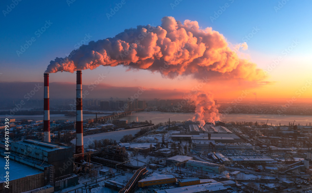 工厂管道高出云层。有害排放物进入高层大气。