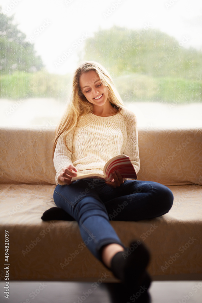 让你的思绪徜徉在一本好书中。一个迷人的年轻女人坐着看书的镜头