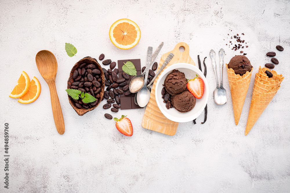 碗里有巧克力冰淇淋口味，黑巧克力和可可豆粒放在白石面包上