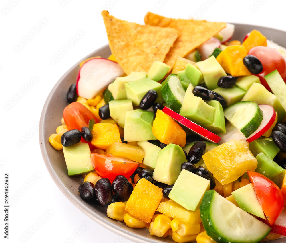 一碗美味的墨西哥蔬菜沙拉，白底黑豆和萝卜，特写