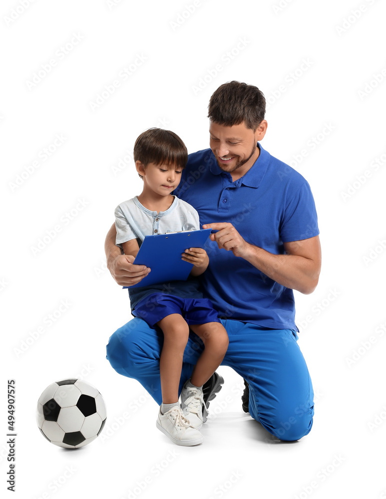 男教练带着小男孩和白色背景的足球